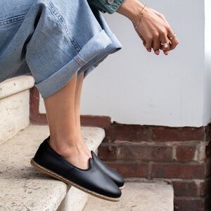 Charix Sz 10.5/42 women’s classic Black leather slip-on loafer comfort shoe flat